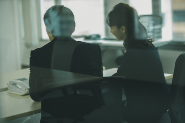 社内不倫が始まるきっかけとは？仕事と心の隙間が生む危険