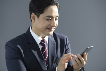 旦那が会社の携帯を頻繁に使う理由は？怪しい行動の背後にある真実