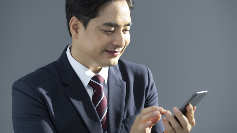 旦那が会社の携帯を頻繁に使う理由は？怪しい行動の背後にある真実